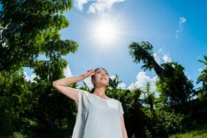 炎天下で立っている女性